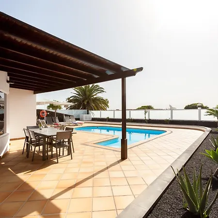 4 Bedroom Mimi With Private Heated Pool Villa Puerto del Carmen (Lanzarote)